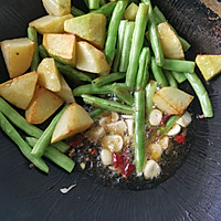 土豆豆角焖面的做法图解3