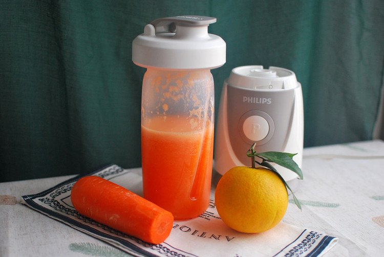 鲜橙胡萝卜汁，健康饮品的做法