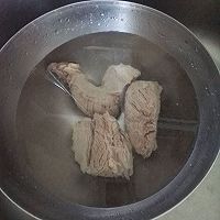 萝卜莴笋牛腩煲的做法图解2