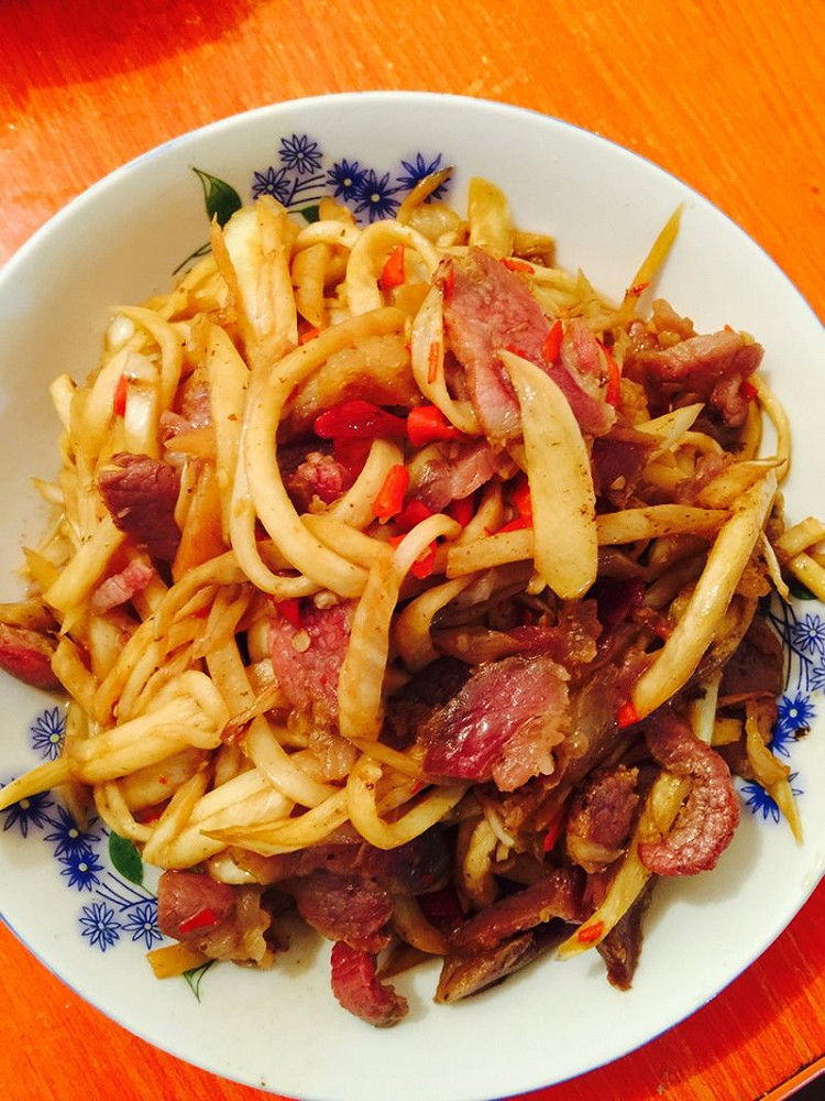 腊肉炒茭白的做法