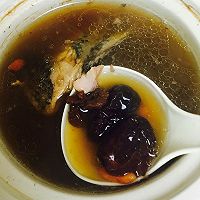 红枣枸杞山楂鲫鱼汤的做法图解2