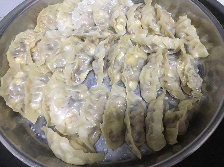 韭黄木耳玉米冬菇饺子的做法