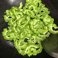 苦瓜炒牛肉的做法图解3