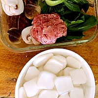 青菜蘑菇炒年糕的做法图解3