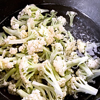海陆双拼｜鱼饼炒有机花菜的做法图解5