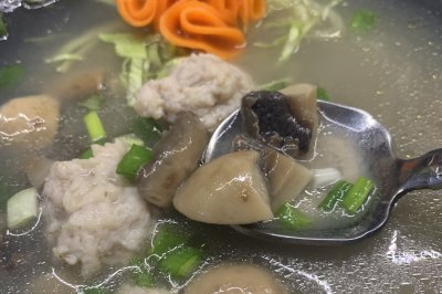 鸡肉丸子蘑菇汤