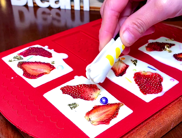 DIY“冻干”草莓巧克力的做法