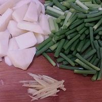 新吃法：蒜薹土豆条的做法图解2