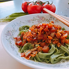蔬菜炸酱菠菜面