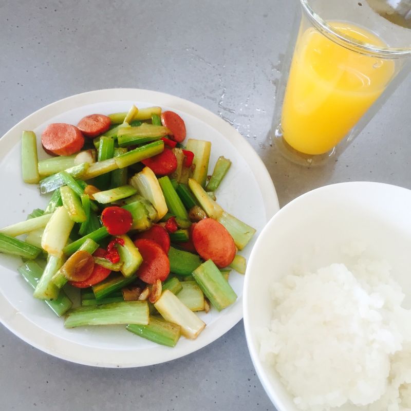 Fried celery with ham