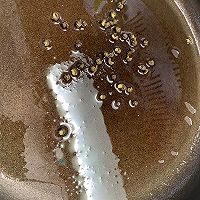 香辣鱼饼蒜苔的做法图解3