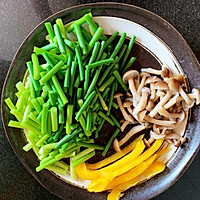 蘑菇炒蒜薹的做法图解1