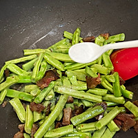 年后腊肉怎么办～～四季豆腊肉焖饭的做法图解3