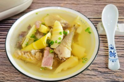 春天一口鲜到骨子里的汤/腌笃鲜