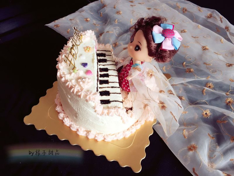 钢琴娃娃生日蛋糕裱花蛋糕的做法