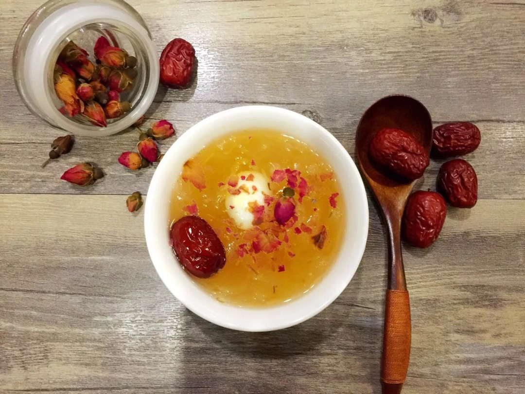 Red date soup with rose and Tremella