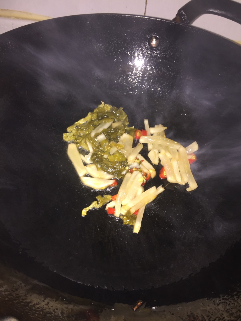 无辣不欢的酸菜粉丝汤的做法图解2