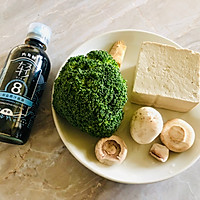 西兰花蘑菇炒豆腐的做法图解1