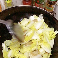 酸辣白菜炒肉的做法图解5