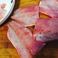 黑木耳炒鱼片的做法图解1