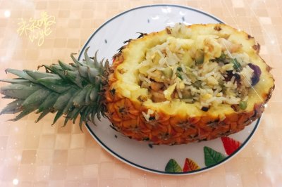 菠萝装的什锦海鲜菠萝炒饭