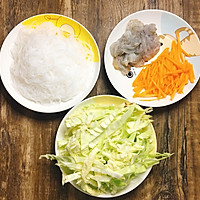 虾仁包菜炒粉丝的做法图解1