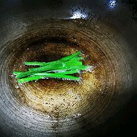 春天的嫩绿味道：葱油蚕豆的做法图解3