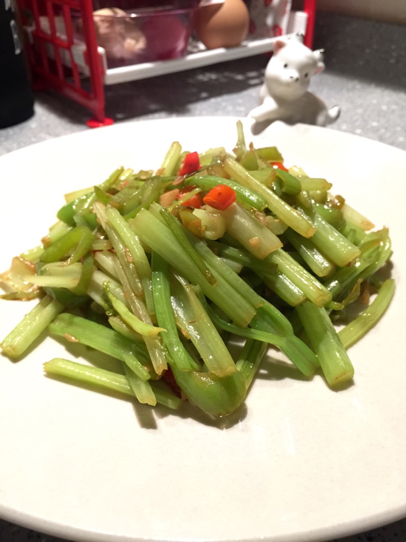 素炒芹菜的做法图解2
