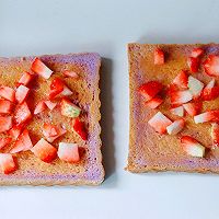 #一道菜表白豆果美食#酸甜草莓黄油烤吐司的做法图解3