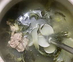 白贝奶白菜骨头汤的做法