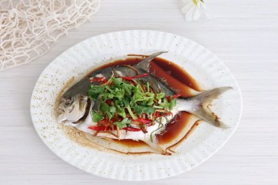 清蒸金鲳鱼，鲜香味美，秋冬滋补不能少