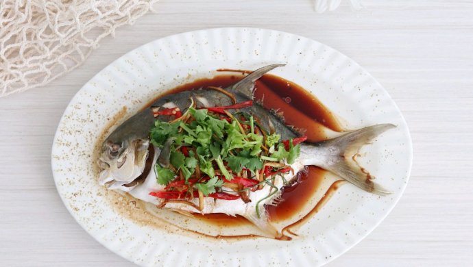 清蒸金鲳鱼，鲜香味美，秋冬滋补不能少