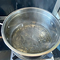 冬季暖胃汤，汤浓味鲜蔬菜菌菇海带汤的做法图解3