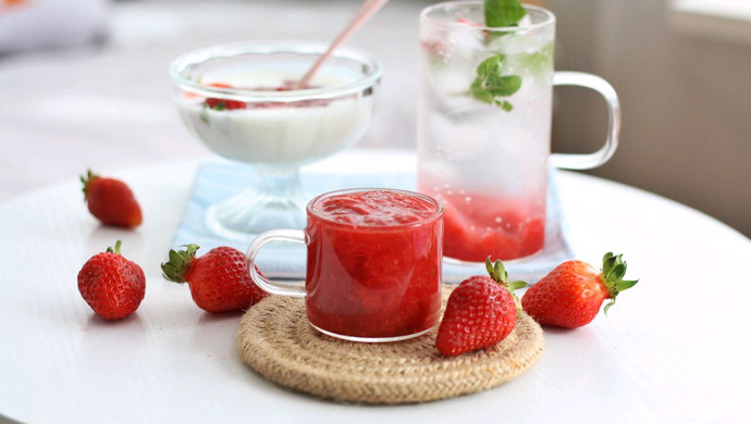 香甜草莓酱和草莓气泡水