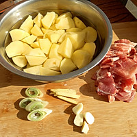 土豆炖肉的做法图解1