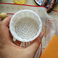 豆沙蛋黄月饼的做法图解10