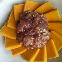 腊肠蒸南瓜的做法图解4
