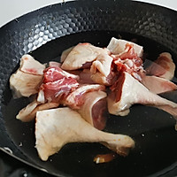 花生香菇炖鸭肉的做法图解1