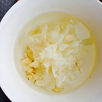 银耳雪梨汤的做法图解2