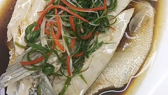 清蒸鲈鱼（肉嫩鲜美）