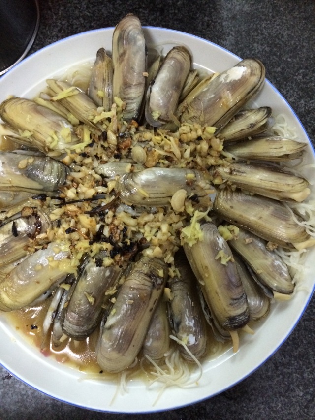 Steamed razor clam with vermicelli and garlic