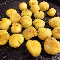 #夏日撩人滋味#吃一次就爱上的椒盐小土豆的做法图解6