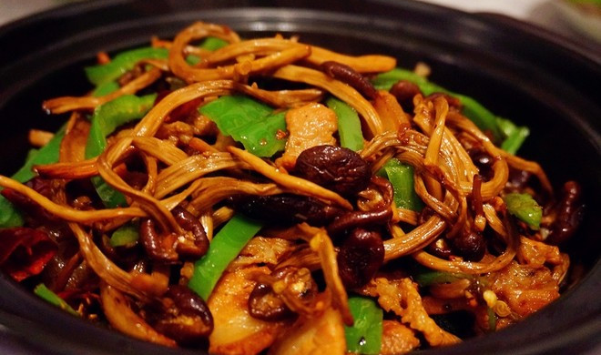 五花肉干锅茶树菇