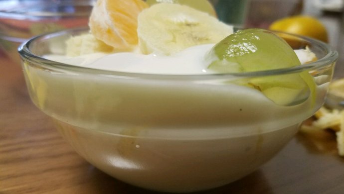 简易版水果酸奶