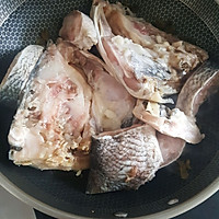 超级下饭酸菜鱼头汤的做法图解5