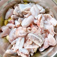 够味牛蛙鸡翅煲的做法图解1