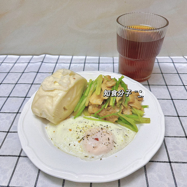 芹菜炒鸡胸肉的做法