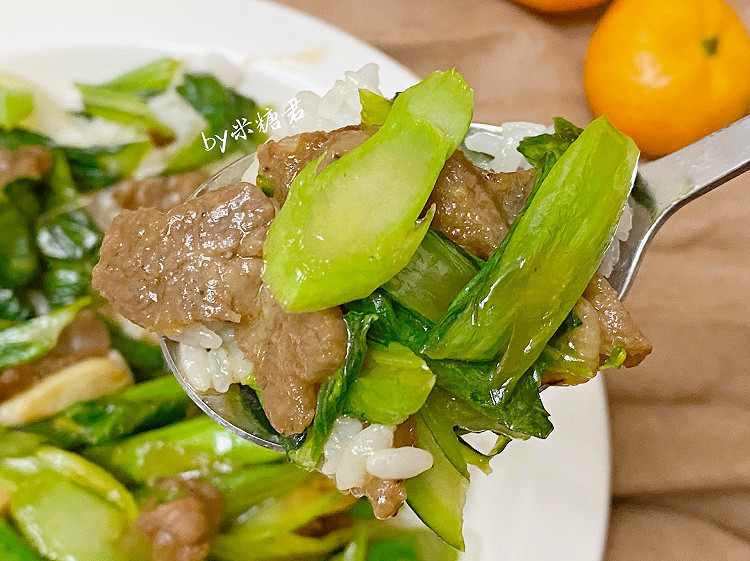 菜心炒牛肉盖饭的做法