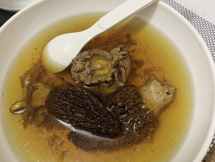 简简请你喝汤1-滋阴提高免疫力鲍鱼石斛羊肚菌瘦肉汤的做法