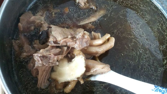 熟地当归土鸭汤